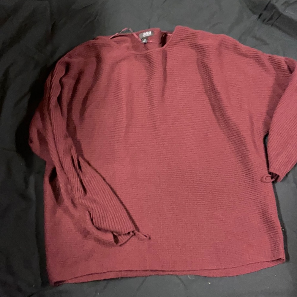 Maroon sweater with cinched sleeves!